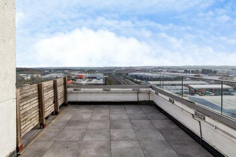 2 bed property, in Kings Road, £235,000