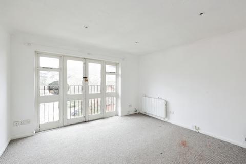 2 bed property, in Chenies Way, £200,000