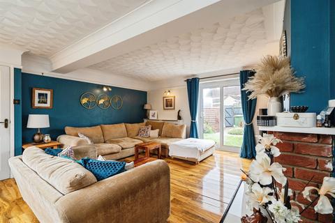 4 bed property, in Beccles Road, £350,000