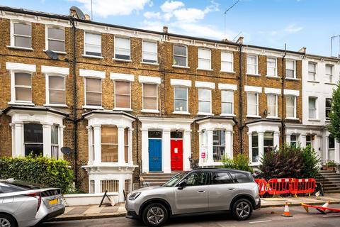 1 bed property, in Minford Gardens, £425,000