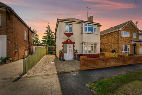 3 bed property, in Third Avenue, £230,000