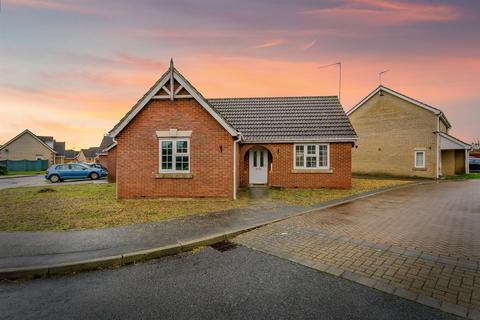 2 bed property, in Crown Close, £190,000