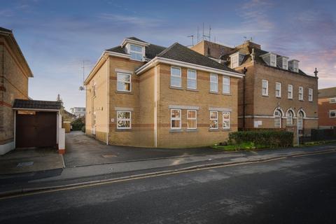 2 bed property, in Wycliffe Road, £165,000
