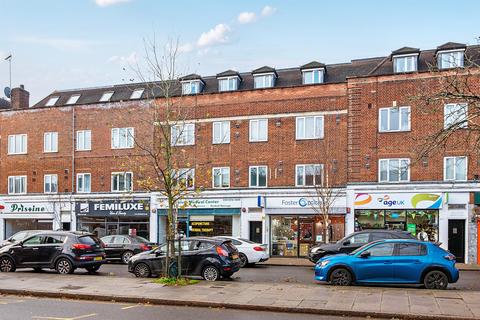 2 bed property, in Great North Road, £300,000