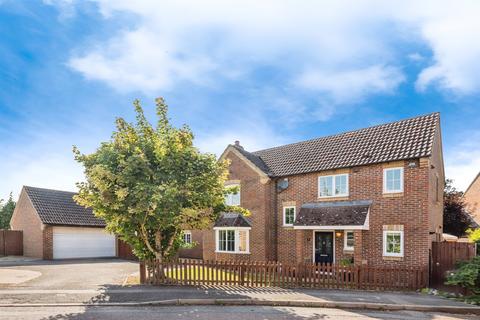5 bed property, in The Paddock, £700,000