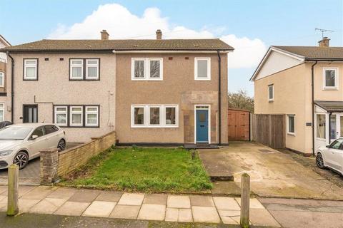 3 bed property, in Holburne Road, £485,000