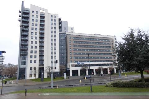 2 bed property, in Crown Point Road, £140,000
