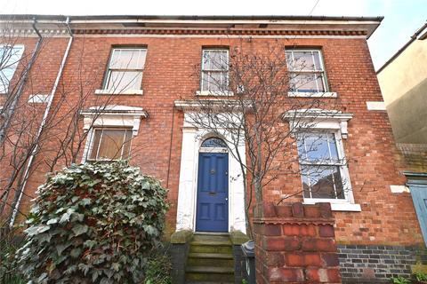 3 bed property, in Clifton Road, £335,000