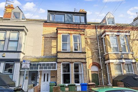 1 bed property, in Blackburn Avenue, £325,000