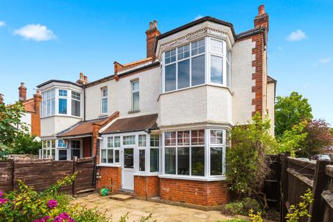 3 bed property, in Oakwood Road, £875,000