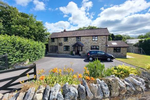 4 bed property, in Smallridge, £675,000