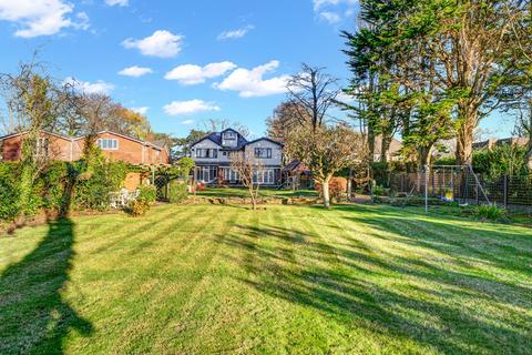 5 bed property, in Ince Road, £975,000
