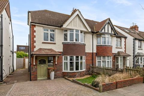 3 bed property, in St. Leonards Gardens, £775,000