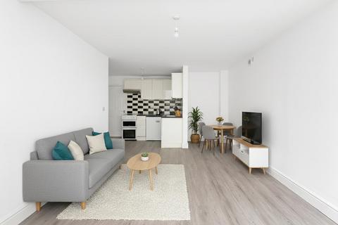 1 bed property, in The Pines, £220,000