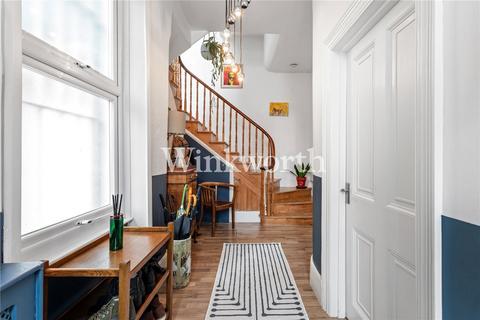 5 bed property, in Pembury Road, £800,000