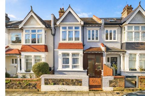 3 bed property, in Mandrake Road, £900,000