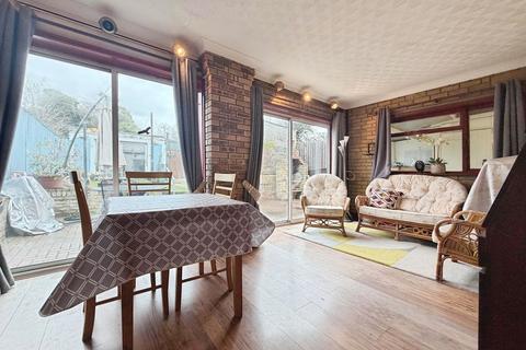 4 bed property, in Peverel Road, £450,000