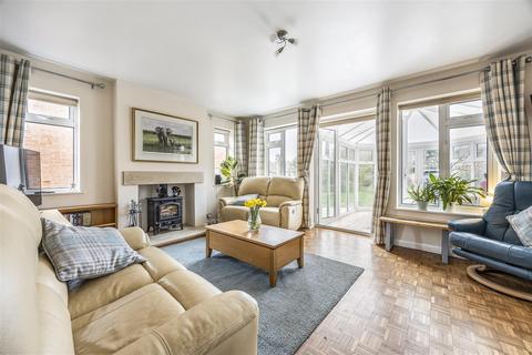 4 bed property, in High Street, £675,000