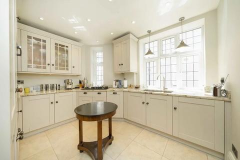 4 bed property, in Wendover Court, £695,000
