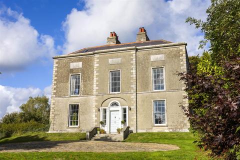8 bed property, in Castle Street, £1,350,000