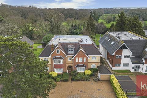 2 bed property, in Shoppenhangers Road, £399,000