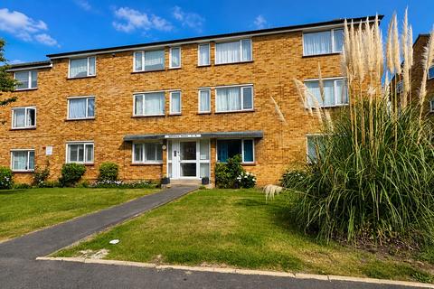 2 bed property, in Rodwell Close, £350,000