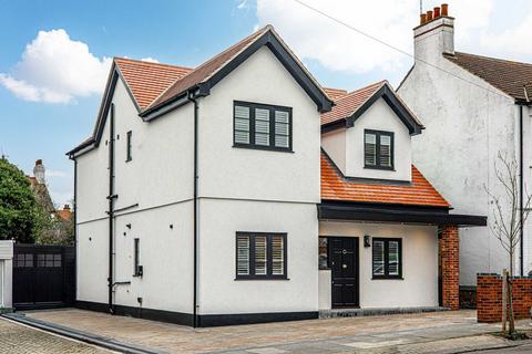 5 bed property, in Woodfield Park Drive, £900,000
