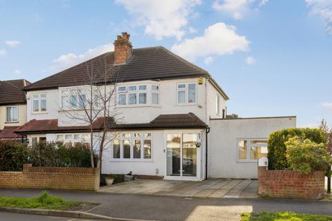 5 bed property, in Ravenswood Avenue, £800,000
