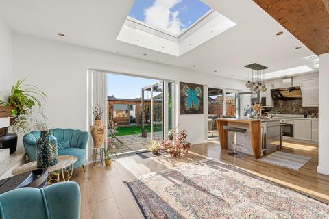 5 bed property, in Ravenswood Avenue, £800,000