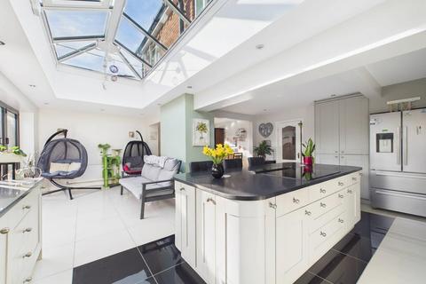 5 bed property, in Ash Drive, £415,000