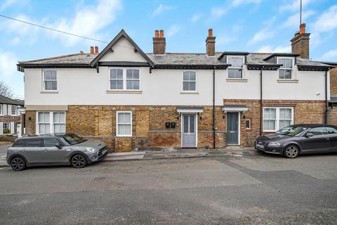 1 bed property, in Cross Road, £240,000