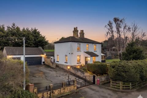 4 bed property, in Great North Road, £900,000