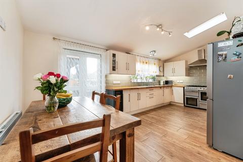 3 bed property, in Darford, £260,000