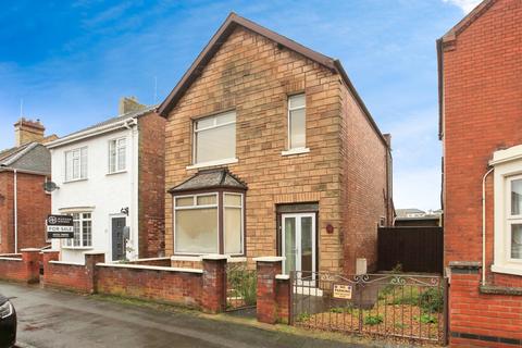 3 bed property, in Queens Walk, £180,000