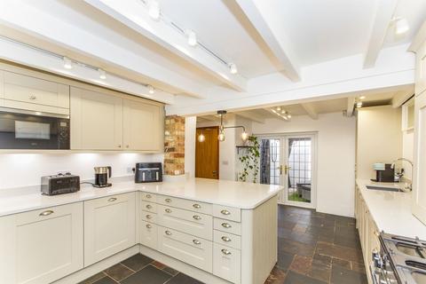 4 bed property, in Whittlesea Terrace, £435,000