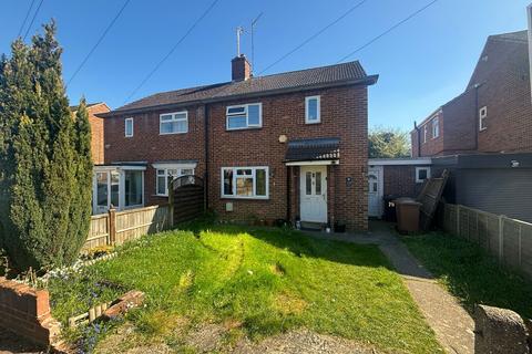 2 bed property, in Lilac Road, £200,000