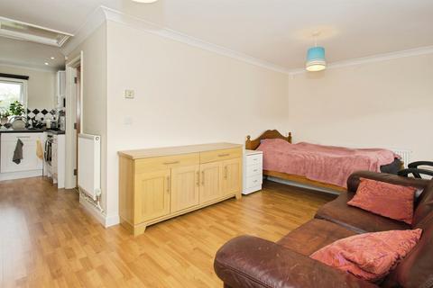 1 bed property, in Macaulay Avenue, £130,000