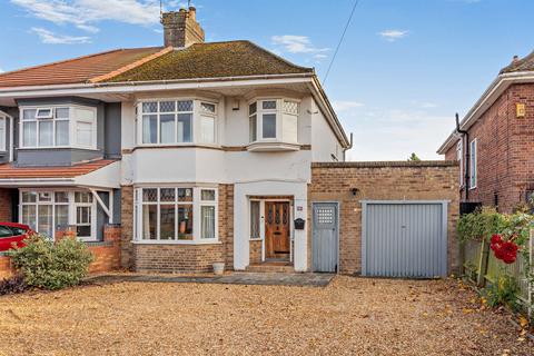 3 bed property, in Thorpe Park Road, £425,000