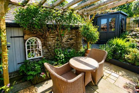 2 bed property, in Church Street, £230,000