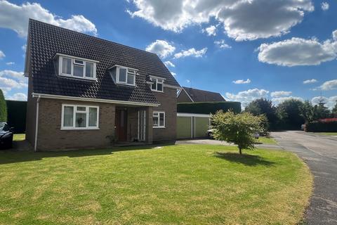 4 bed property, in Holme Close, £495,000