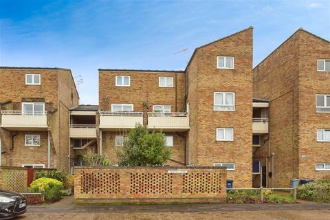 2 bed property, in Woburn Close, £200,000