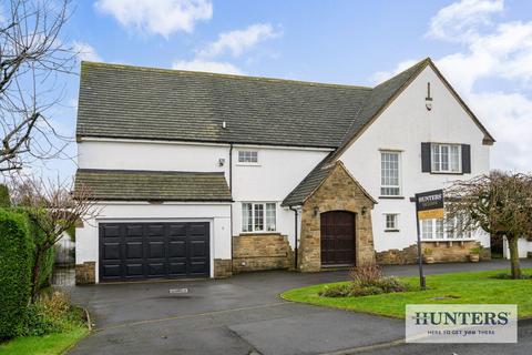 5 bed property, in Dale Close, £895,000