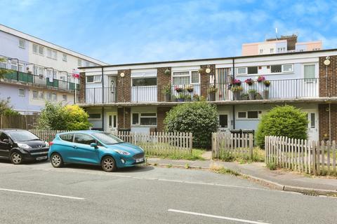 2 bed property, in Mill Lane, £120,000