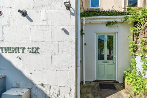 2 bed property, in Crandale Road, £270,000