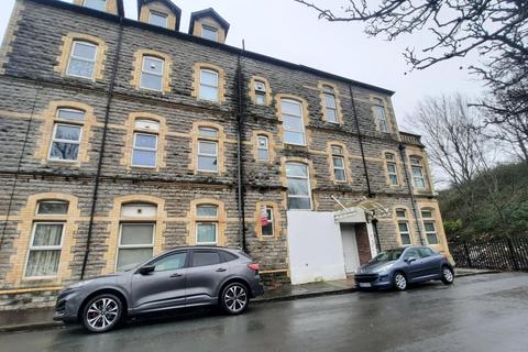 2 bed property, in Lower Holmes Street, £75,000