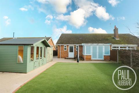 2 bed property, in Kingston Close, £230,000