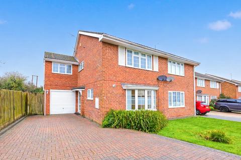 3 bed property, in Sunningdale Walk, £375,000