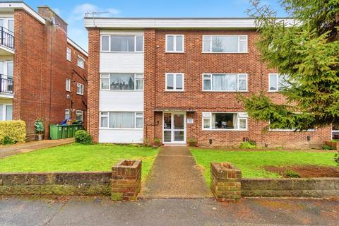 1 bed property, in Woodside Road, £135,000