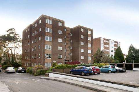 2 bed property, in Princess Road, £190,000
