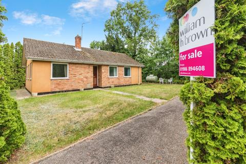 3 bed property, in Elms Close, £230,000